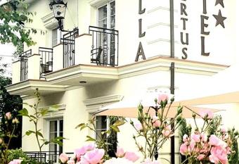 Hotel Villa Hubertus Kutno has rooms with a private hot tub