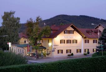 Gasthof Engelhof allows 18 year olds to book a room