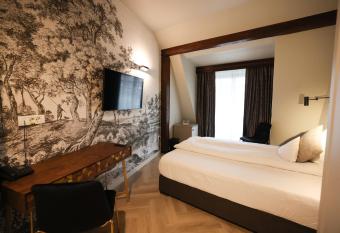 Pensiunea Nora allows 18 year olds to book a room