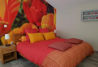 Casa Los Dos allows 18 year olds to book a room