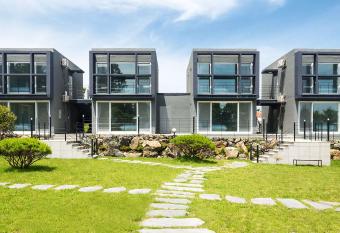 Donnaeko Pension has Balcony rooms