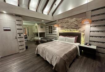 Song Xia Motel has rooms with a private hot tub