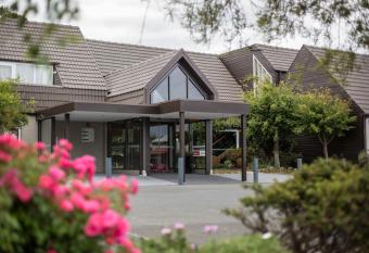 Dunedin Leisure Lodge - Distinction allows 18 year olds to book a room