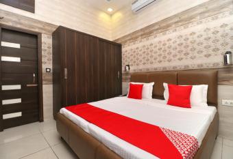Super OYO Flagship 18478 Hotel Max allows 18 year olds to book a room
