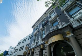 Auckland City Hotel - Hobson St allows 18 year olds to book a room