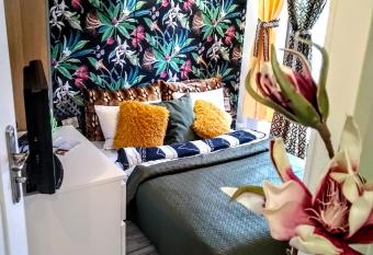 EvitaWitaGliwicka 700mGaleriaKatowice allows 18 year olds to book a room