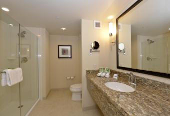 Holiday Inn Express & Suites Waterloo - St. Jacobs Area has rooms with a private hot tub