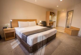 President Hotel Auckland allows 18 year olds to book a room