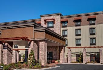 Hampton Inn & Suites Astoria has Balcony rooms