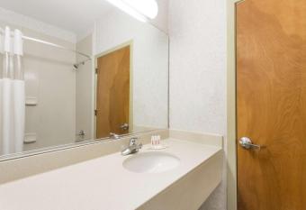 Days Inn by Wyndham Glen Allen/Richmond North has rooms with a private hot tub