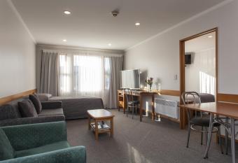 Amross Motel has rooms with a private hot tub