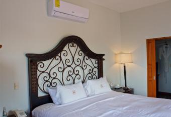 Hacienda del Lago Boutique Hotel has rooms with a private hot tub