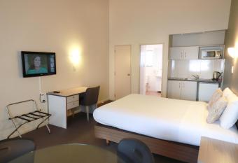 Airport Manor Inn has rooms with a private hot tub