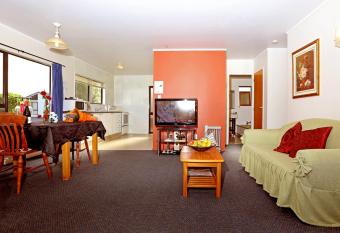 Waiuku Lodge Motel has Balcony rooms