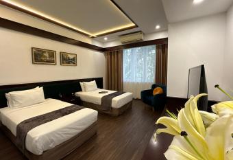 Mango Hotel - Ha Noi Railway station has rooms with a private hot tub