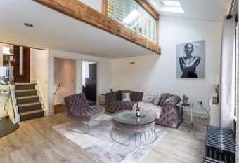 The Penthouse, Opposite Sale Metrolink, Includes Free Parking has Balcony rooms