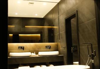 Hotel Rubis has rooms with a private hot tub