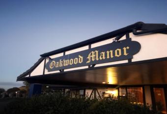 Oakwood Manor Motor Lodge allows 18 year olds to book a room