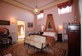 Palazzo De Castro has rooms with a private hot tub