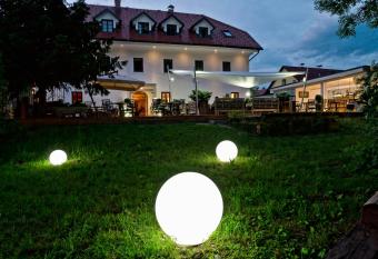 B&B Dvor Tacen has Balcony rooms