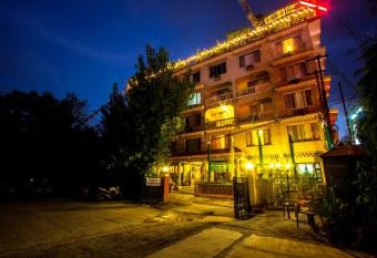 Hotel Tibet has rooms with a private hot tub