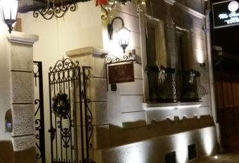 Villa Skadarlija has rooms with a private hot tub