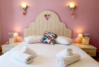 Odos Kentavron allows 18 year olds to book a room