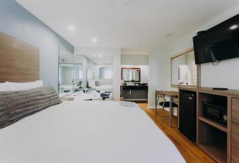 Scottish Inn & Suites - Kemah Boardwalk has rooms with a private hot tub