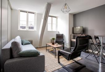 Coeur de Lille - cosy appartement 5 allows 18 year olds to book a room