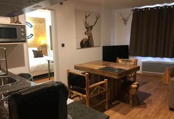 Le Grizzly Luxe Location allows 18 year olds to book a room