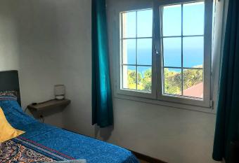 Chambre vue sur mer entre Grande Anse et Manapany allows 18 year olds to book a room