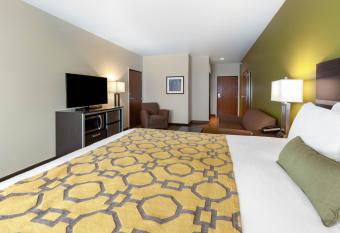 Baymont by Wyndham Beulah has rooms with a private hot tub