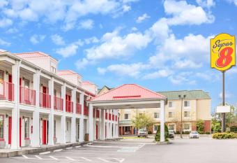 Super 8 by Wyndham Clinton has Smoking rooms