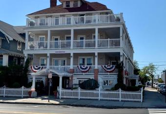 Ocean Manor 1100 Inn has Balcony rooms