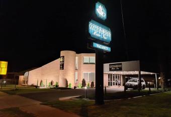 Cottonwood Motor Inn allows 18 year olds to book a room