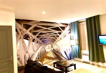 Lulu Philipp cot   cour has Balcony rooms