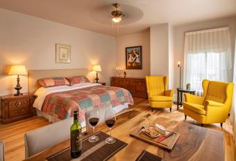 Gite du Quartier des Arts has Balcony rooms