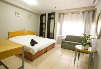 Little Prince Hostel-5 Min Walk To The Beach allows 18 year olds to book a room