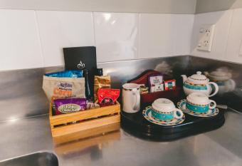 Parkside Hotel & Apartments has rooms with a private hot tub