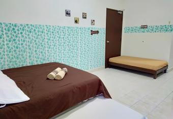 Homestay Pagar Buruk Bukit Merah L4 - AIR CONDITIONED has Balcony rooms