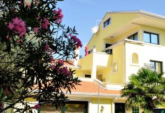 Apartments Adri, Parking in the yard has Balcony rooms