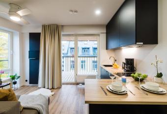 Thomas  Home - Trendy, Central & Balcony has Balcony rooms