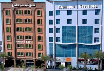 Grandeur East has rooms with a private hot tub