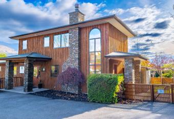 Wanaka Springs Lodge has Balcony rooms