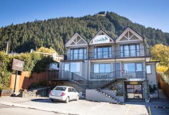 Lomond Lodge Motel & Apartments has Balcony rooms