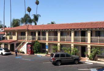 Santa Ana Travel Inn allows 18 year olds to book a room