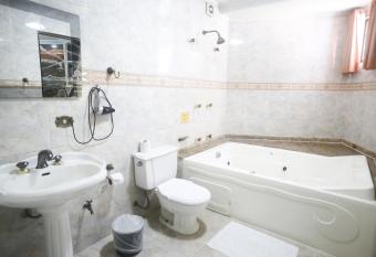 Maison Florense Hotel has rooms with a private hot tub