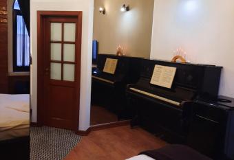 Luky 9 has Smoking rooms