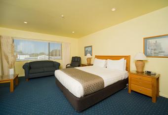 Best Western Ellerslie International Hotel has rooms with a private hot tub