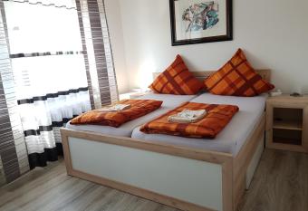 Ferienunterkunft - Am Stadtgarten has Balcony rooms